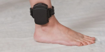 Sancionado projeto de Marcos Tavares que obriga uso de tornozeleira em agressor de mulher