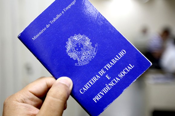 Artigo que previa suspensão de pagamento de salários é retirado de MP