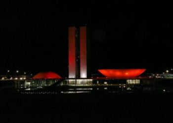 Congresso é iluminado de vermelho em campanha de alerta para  mieloma múltiplo