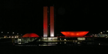 Congresso é iluminado de vermelho em campanha de alerta para  mieloma múltiplo