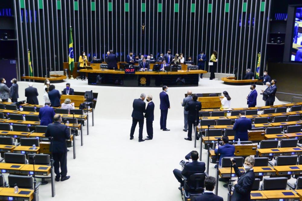 Congresso aprecia dois vetos presidenciais: um cai e outro permanece