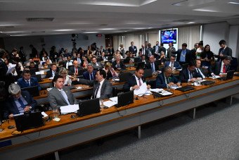 Sem apoio pedetista, PEC da Previdência passa na CCJ do Senado